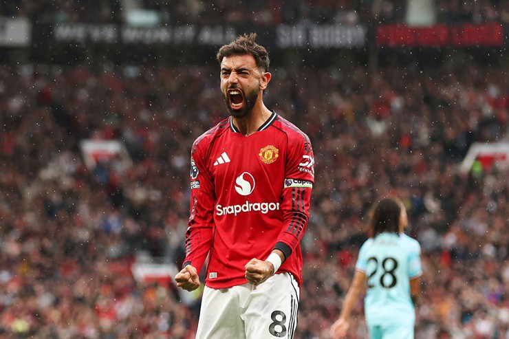 Fernandes có duyên ghi bàn vào lưới Man City