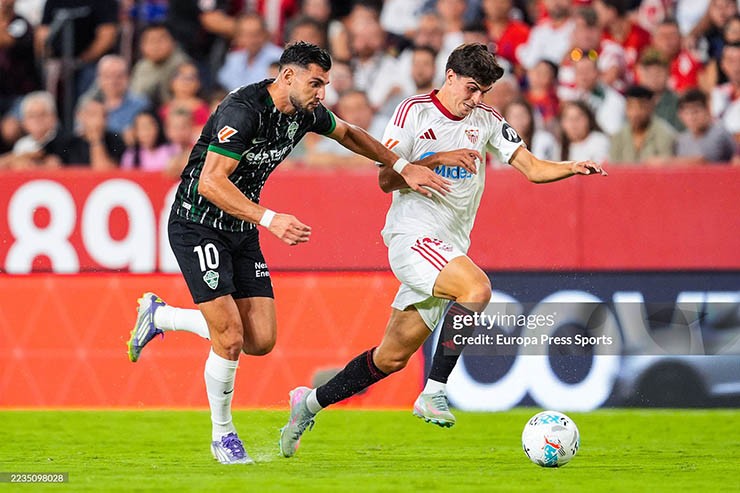 Trận đấu giữa Sevilla (áo trắng) và Elche diễn ra hấp dẫn