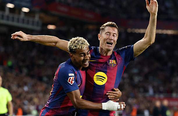 Yamal vừa vào sân đã lập tức kiến tạo cho Lewandowski