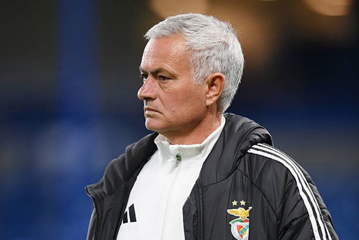 Mourinho giám sát&nbsp;buổi tập của Benfica sau buổi họp báo