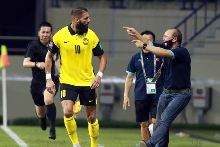 Krasniqi đôi co với HLV Park Hang Seo ở vòng loại World Cup 2022
