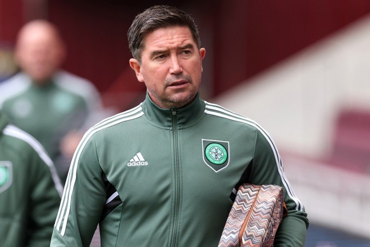 Kewell khi dẫn dắt Yokohama F. Marinos, nơi ông mất việc chỉ sau 33 trận.