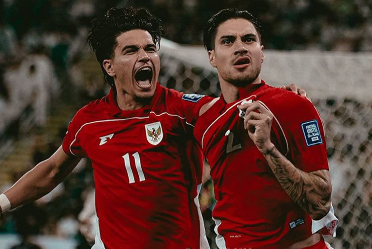 Kevin Diks (phải) mở điểm từ sớm cho Indonesia từ quả penalty