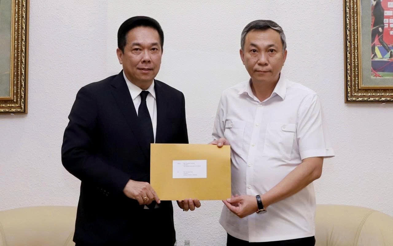 Ông&nbsp;Adisak Benjasiriwan đại diện cho FAT và ông Trần Quốc Tuấn đại diện cho VFF