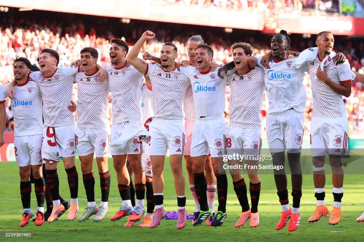 Sevilla gây bất ngờ với lối chơi chủ động trong hiệp một