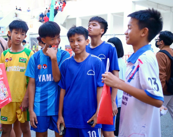 Các cầu thủ nhí tới từ một số lò đào tạo cũng có dịp tới sân xem các đàn anh thi đấu 
