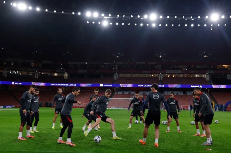 Atletico Madrid tập luyện làm quen sân&nbsp;Emirates