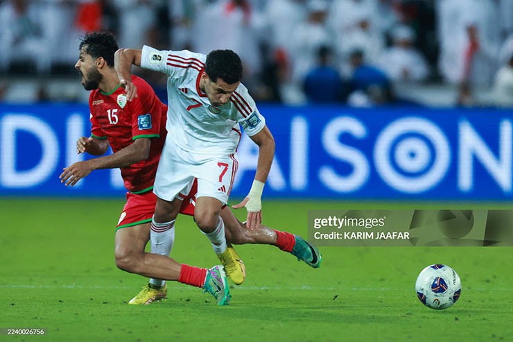 UAE (áo trắng) xuất sắc ngược dòng hạ Oman