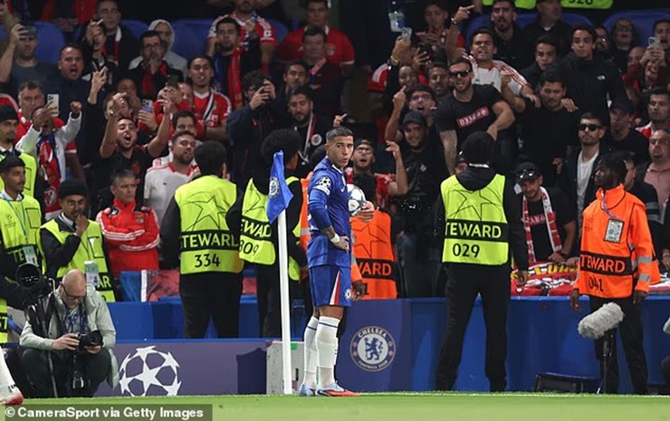 Tiền vệ người Argentina phải trì hoãn quả phạt góc vì người hâm mộ Benfica ném đồ vật vào người anh