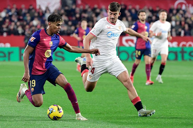 Yamal (bên trái) quyết giành chiến thắng trước Sevilla