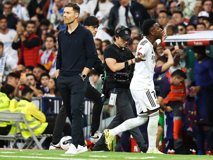 Vinicius tỏ rõ sự tức giận khi bị HLV Alonso&nbsp;thay ra trong chiến thắng Siêu kinh điển&nbsp;cuối tuần qua