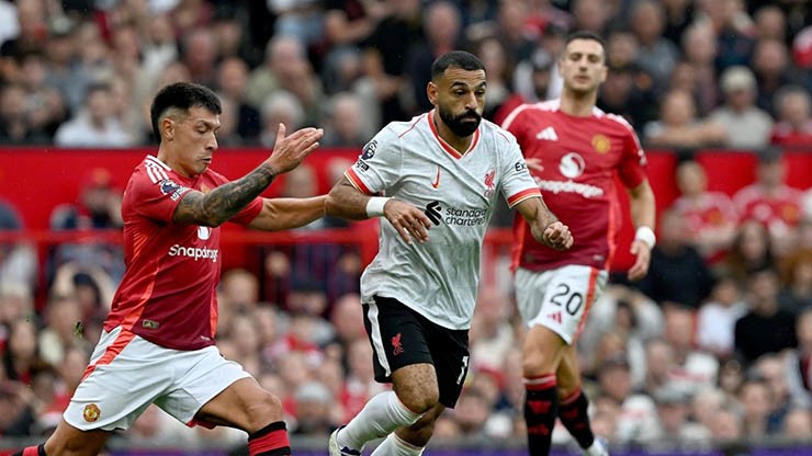 MU (áo đỏ) được đánh giá sẽ xếp trên Liverpool