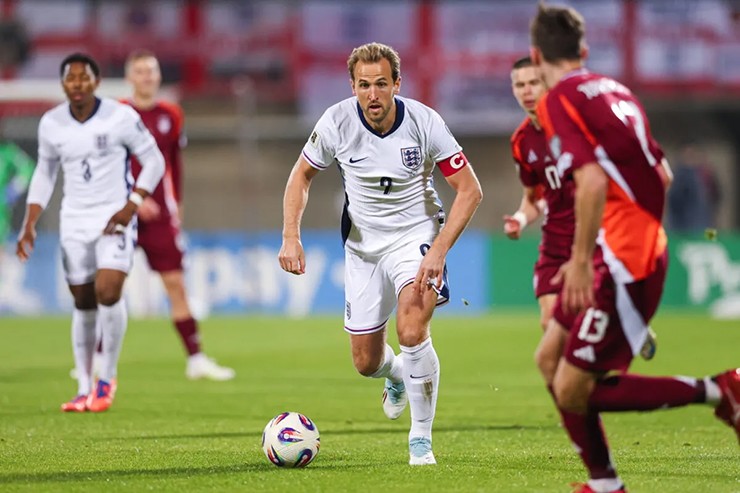 Harry Kane cũng toả sáng trong màu áo đội tuyển quốc gia khi anh mới lập&nbsp;1 cú đúp vào lưới Latvia