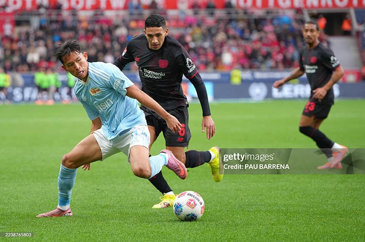 Leverkusen (áo đen) thi đấu quyết tâm