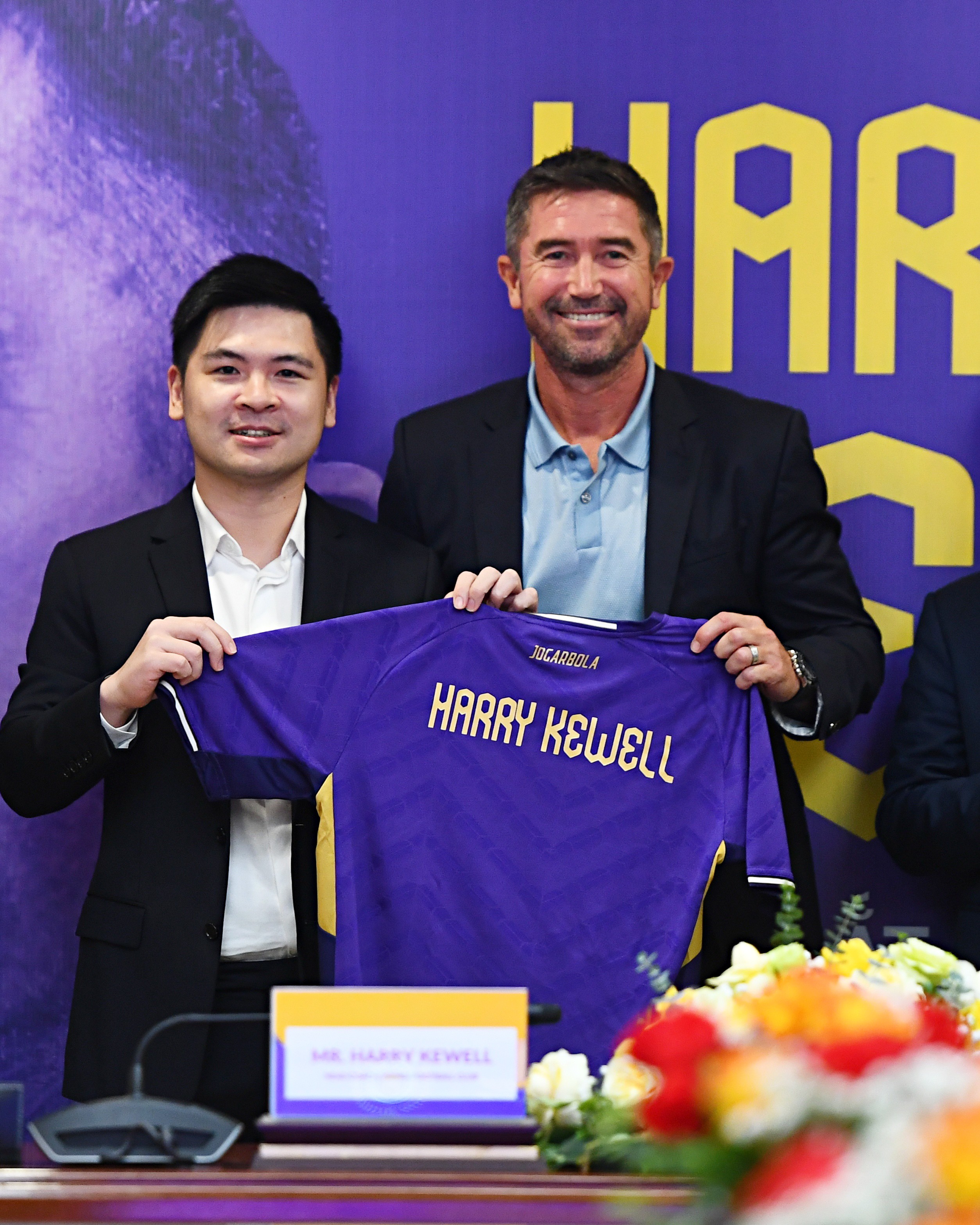 HLV Harry Kewell ra mắt CLB Hà Nội