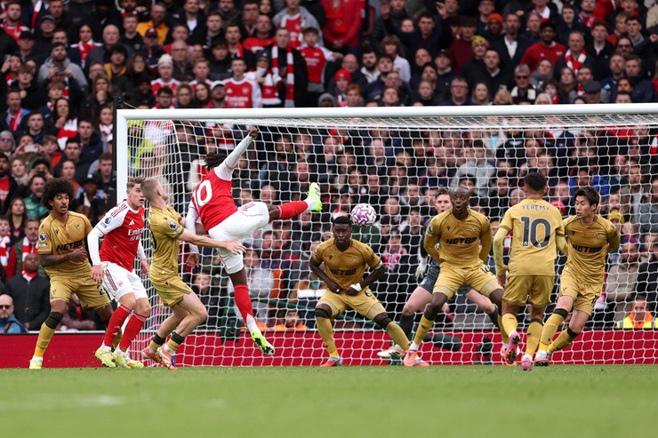 Arsenal ngày càng nổi tiếng với khả năng tận dụng "bóng chết", các đối thủ vẫn chưa thể tìm ra cách hóa giải