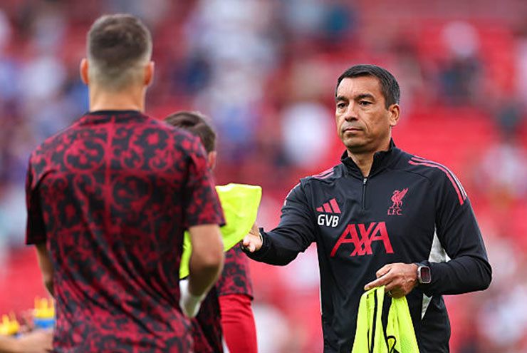 Van Bronckhorst làm trợ lý của Liverpool từ mùa giải này và&nbsp;bị nghi là người xui Arne Slot thay đổi đấu pháp