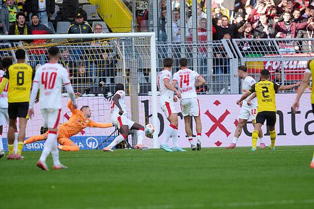 Couto (số 2) mang lại bàn gỡ hòa cho Dortmund