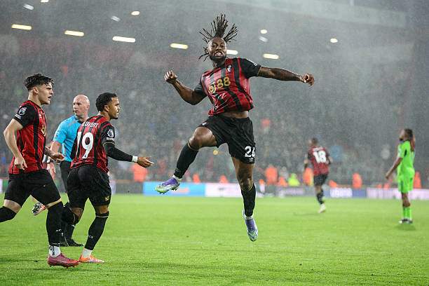 Semenyo và Kluivert (số 19) ngược dòng cho Bournemouth với những bàn thắng tuyệt hảo