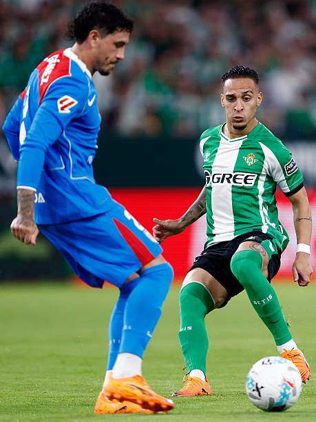 Antony (phải) không cựa quậy được trước hàng phòng ngự Atletico gần như luôn cử 2 người kèm anh