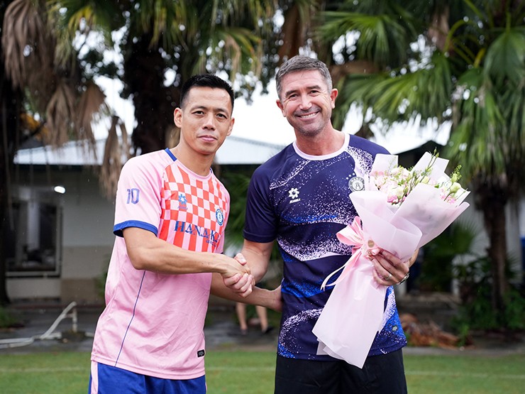Đội trưởng Văn Quyết chào đón HLV Harry Kewell ở Hà Nội FC.