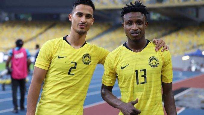 Matthew Davies (sinh ở Australia, mẹ sinh ở Malaysia)&nbsp;và Mohamadou Sumareh (quê Gambia, đá đủ 5 năm ở Malaysia) trên ĐT Malaysia