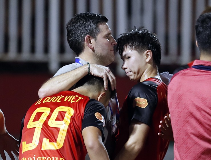 HLV&nbsp;Albadalejo Castano Gerard đi cảm ơn từng học trò sau trận đấu quả cảm, ngược dòng thắng Công an TP.HCM ngay trên sân khách.