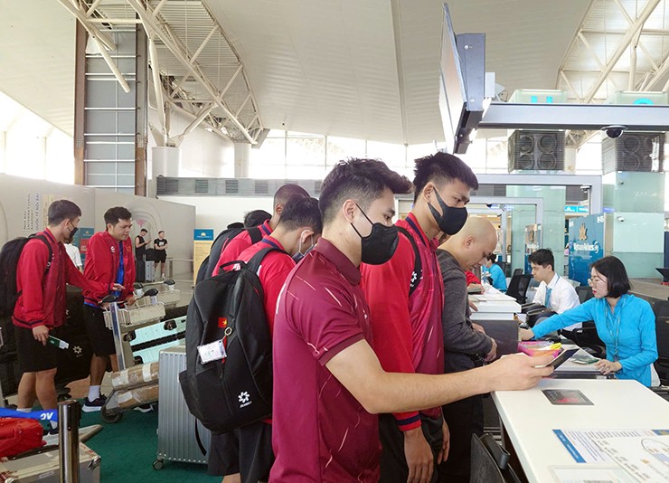 Sau khi đến sân bay, các học trò của HLV Kim Sang Sik nhanh chóng làm thủ tục. Chuyến bay đưa ĐT Việt Nam đi Viêng Chăn đã cất cánh lúc 9h35 sáng ngày 15/11. 