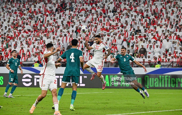 Luanzinho (số 20), người ghi bàn gỡ hòa 1-1 trước Iraq, là một trong những cầu thủ gốc Brazil đã được nhập tịch và hiện đang khoác áo tuyển UAE