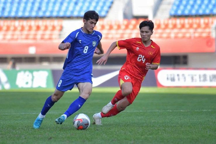 U22 Uzbekistan (áo xanh) mở tỷ số sớm và triển khai thế trận khá chắc chắn trong phần lớn trận đấu