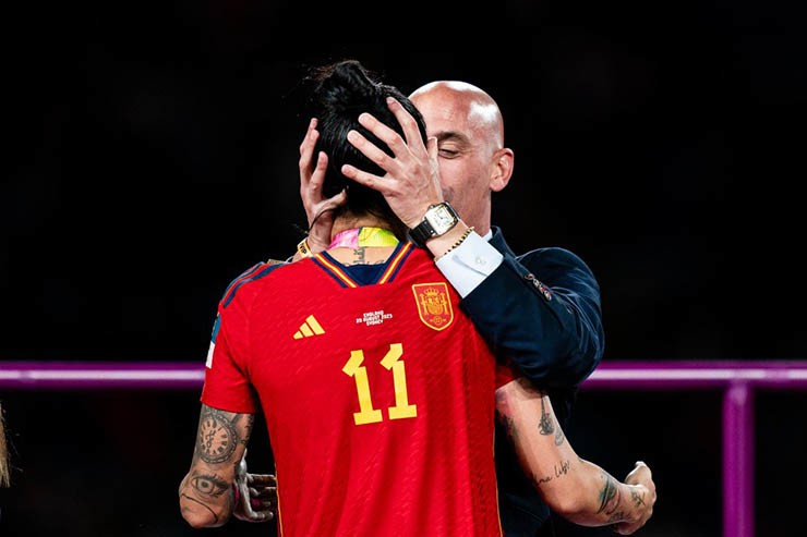 Khoảnh khắc Luis Rubiales bị tố cưỡng hôn nữ cầu thủ Hermoso