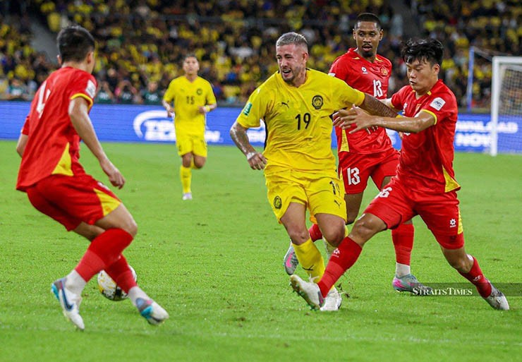 Malaysia (áo vàng) trả giá đắt cho chiến thắng trước ĐT Việt Nam