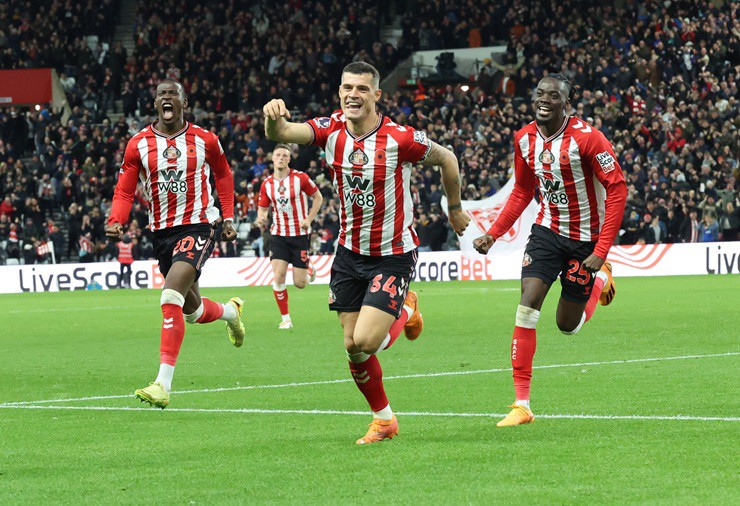 Xhaka đang&nbsp;đóng vai trò thủ lĩnh cả tinh thần lẫn lối chơi của Sunderland
