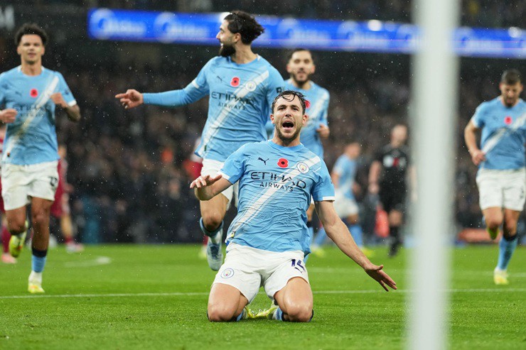Nico Gonzalez ăn mừng bàn thắng vào lưới Liverpool
