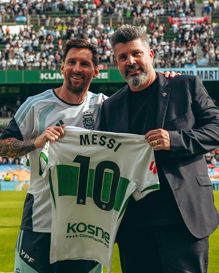 CLB Elche trao tặng Messi chiếc áo đấu in tên anh với số 10 huyền thoại