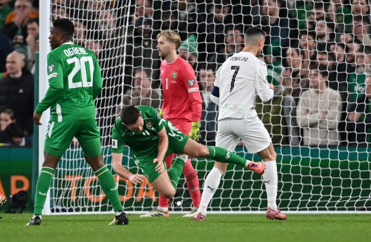 Cận cảnh pha va chạm khiến Ronaldo phải nhận thẻ đỏ