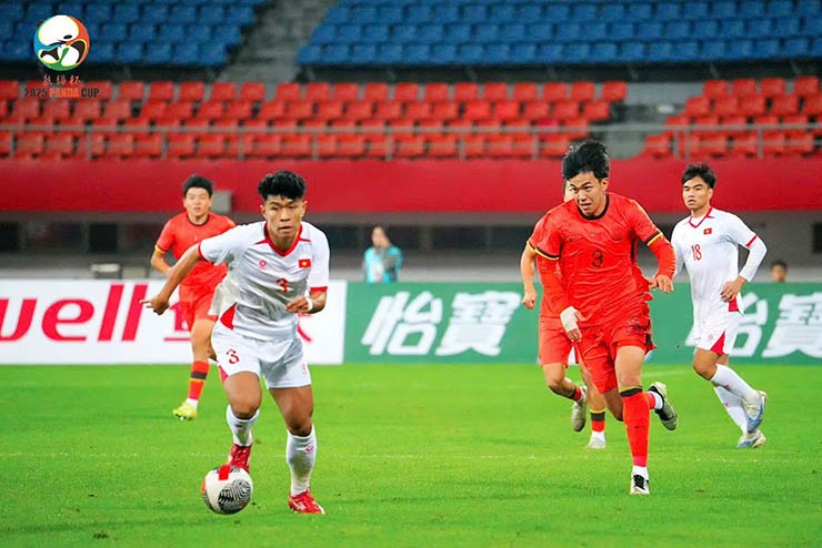 U22 Việt Nam (áo trắng)&nbsp;đối đầu U22 Trung Quốc tại Panda Cup 2025