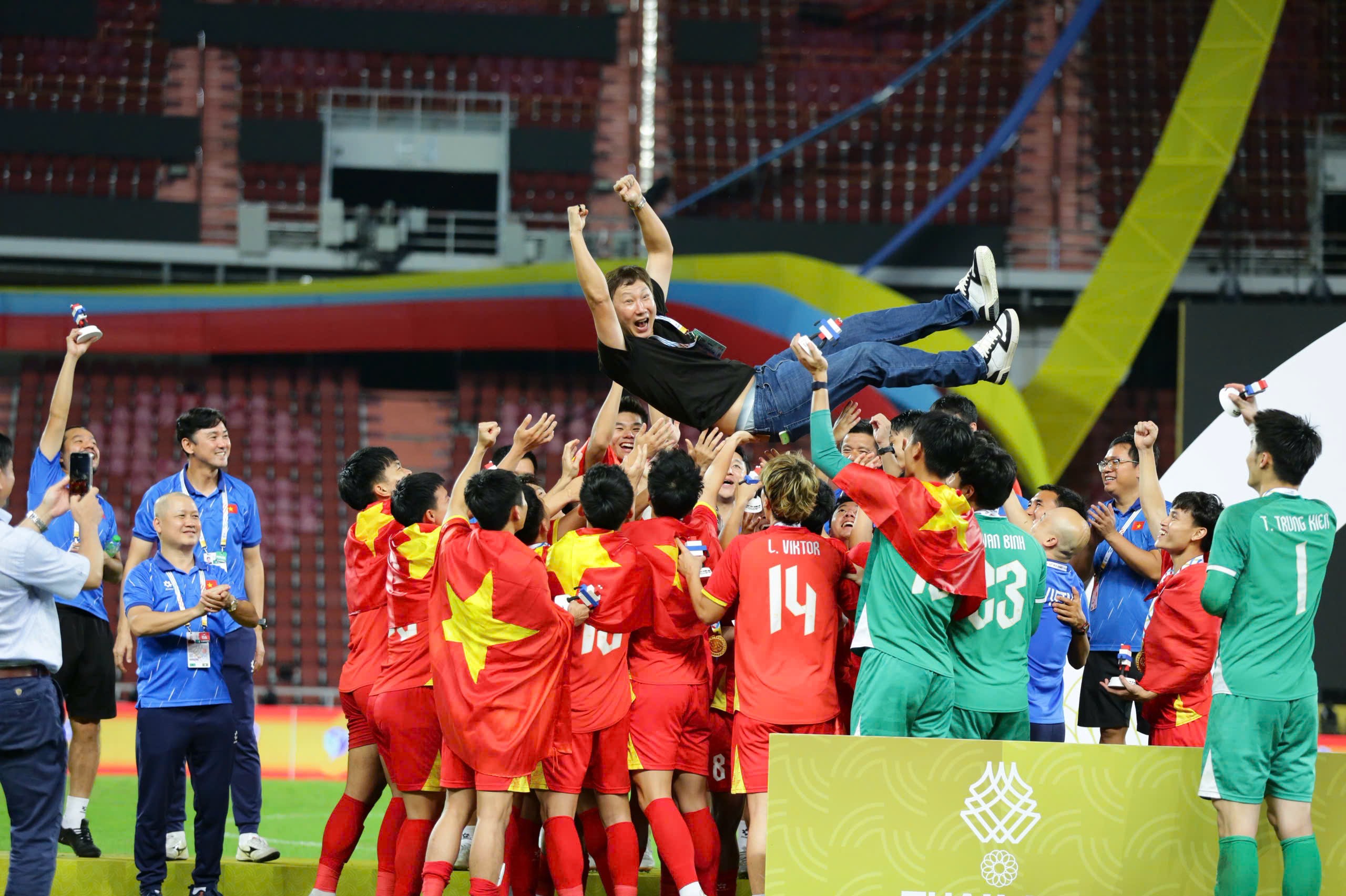 U22 Việt Nam đăng quang sau khi ngược dòng trước chính chủ nhà Thái Lan