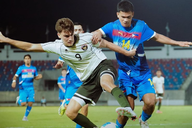 U22 Indonesia (áo trắng) để thua trước U22 Philippines tại SEA Games 33