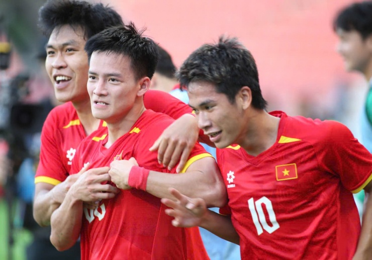 U22 Việt Nam sẽ phải thi đấu với đối thủ có 13 người – gồm trọng tài và CĐV. Ảnh: S.N
