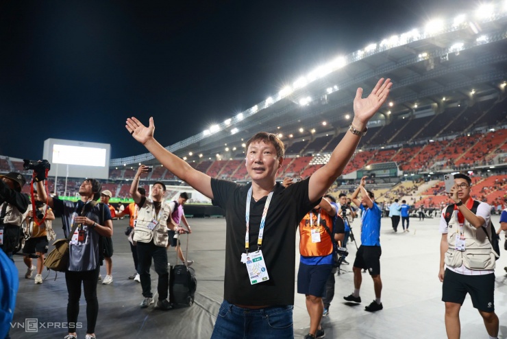 HLV Kim Sang-sik ăn mừng sau khi Việt Nam đánh bại Thái Lan 3-2 ở chung kết bóng đá nam SEA Games 33, trên sân Rajamangala, Bangkok tối 18/12/2025. Ảnh: Hiếu Lương