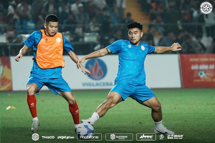Võ Anh Quân (bên trái) ra sân ngay cho câu lạc bộ sau khi trở về từ SEA Games 33.
