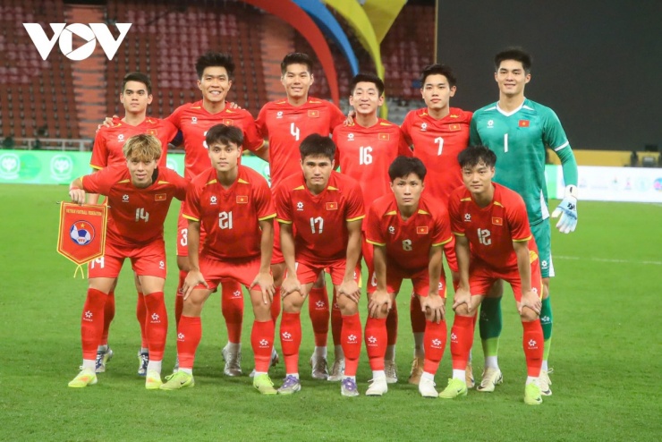 Văn Khang, (ngoài cùng bên trái, hàng sau) sắp trở thành cầu thủ Việt Nam đầu tiên tham dự ba VCK U23 châu Á. (Ảnh: Hoài Thương). 