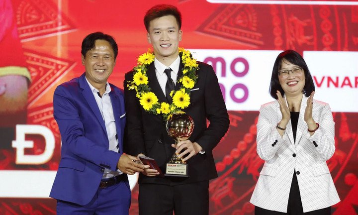 Hoàng Đức giành Quả bóng vàng Việt Nam 2025, đồng thời được bầu là Cầu thủ được yêu thích nhất.