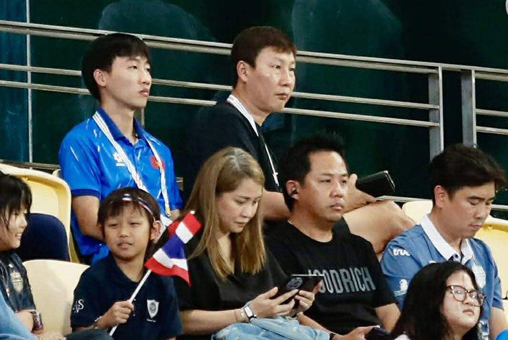 HLV Kim Sang Sik cùng các trợ lý đều đến xem trận U22 Thái Lan - U22 Malaysia