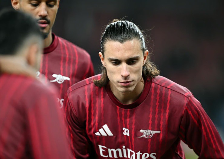 Calafiori bị chấn thương trong lúc khởi động trước trận Arsenal thắng Brighton