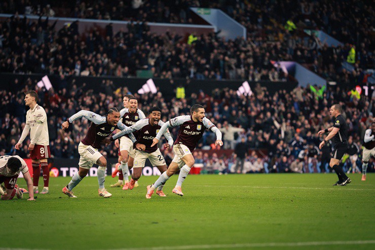 Arsenal bị Man City và chính Aston Villa thu hẹp khoảng cách