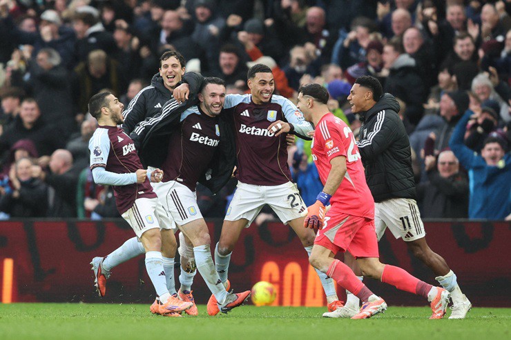 Các cầu thủ Aston Villa ăn mừng chiến thắng trước Arsenal