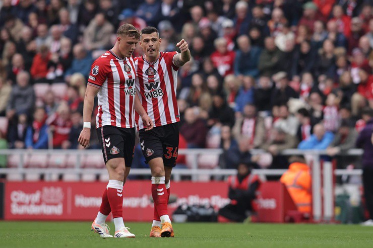 Ballard và Xhaka cũng chẳng thể giúp Arsenal vuốt mặt.