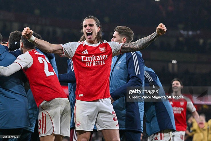 Các cầu thủ Arsenal giữ tinh thần chiến đấu ngoan cường